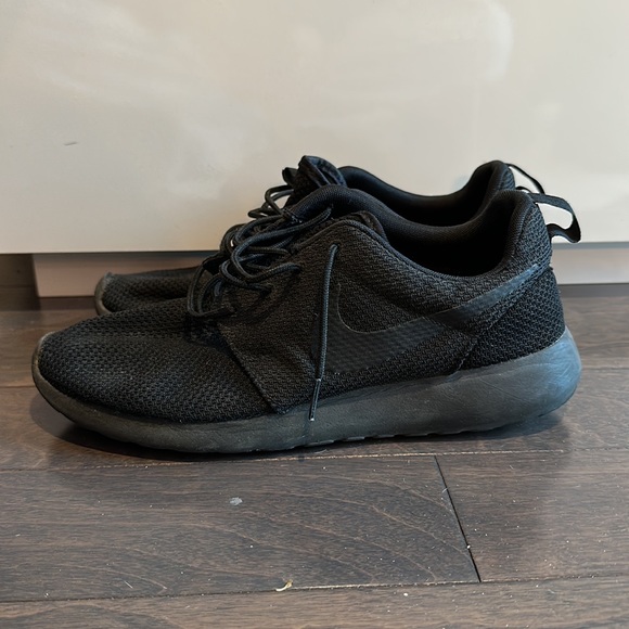 Nike Roshe Run Triple Black - Picture 3 of 4